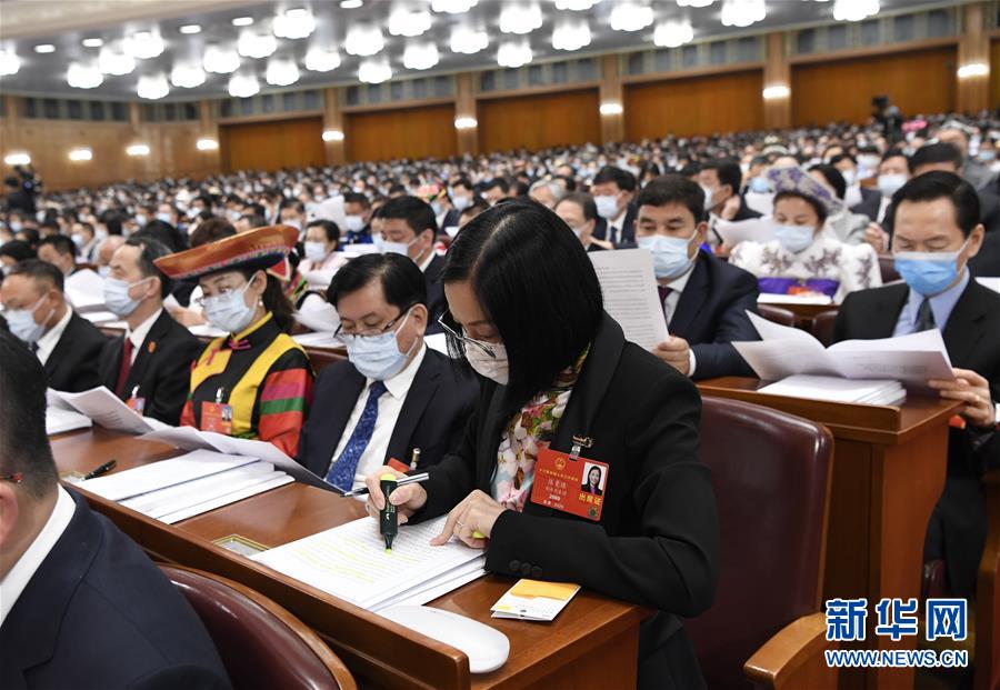 5月22日，第十三届全国人民代表大会第三次会议在北京人民大会堂开幕。这是代表们在认真听会。