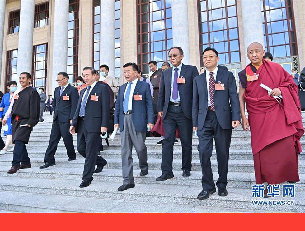 5月27日，全国政协十三届三次会议在北京人民大会堂举行闭幕会。闭幕会后，委员们走出人民大会堂。