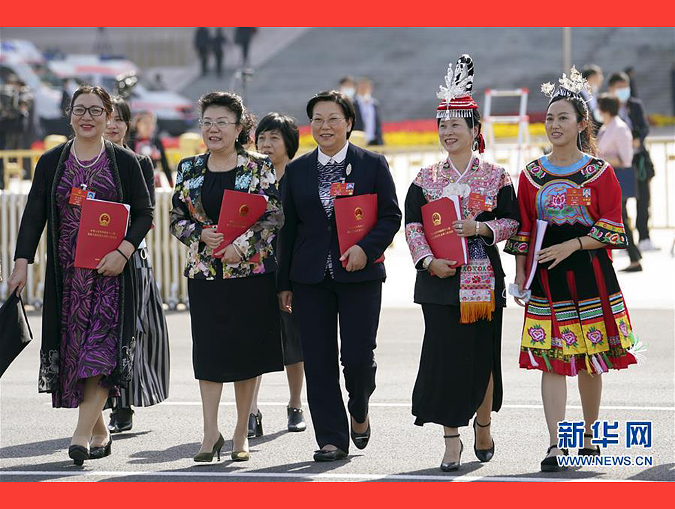 5月28日，十三届全国人大三次会议在北京人民大会堂举行闭幕会。闭幕会后，代表走出人民大会堂。