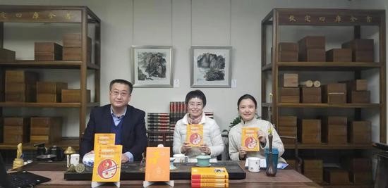b体育文化学者崔岱远散文《吃货辞典》俄文版线上首发(图1)