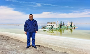 青海作家吴光亚在察尔汗盐湖采访
