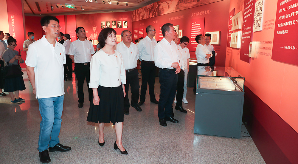 中国作家协会举办“迎着新生的太阳——庆祝中国共产党成立100周年红色经典大展”