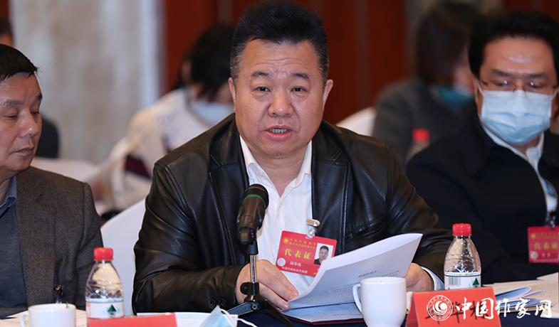 12月12日，中国作家协会第九届主席团第九次会议在北京举行。中国作协书记处书记邱华栋在会议上宣读文件