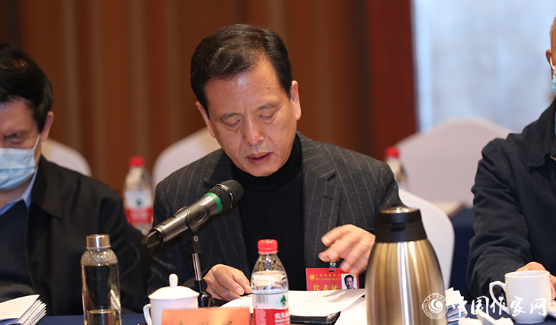 12月12日，中国作家协会第九届主席团第九次会议在北京举行。中国作协副主席李敬泽在会议上宣读文件