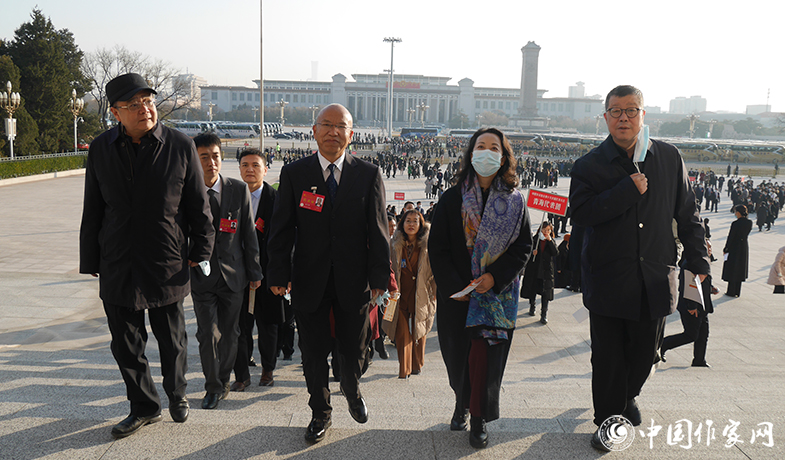 代表们步入会场