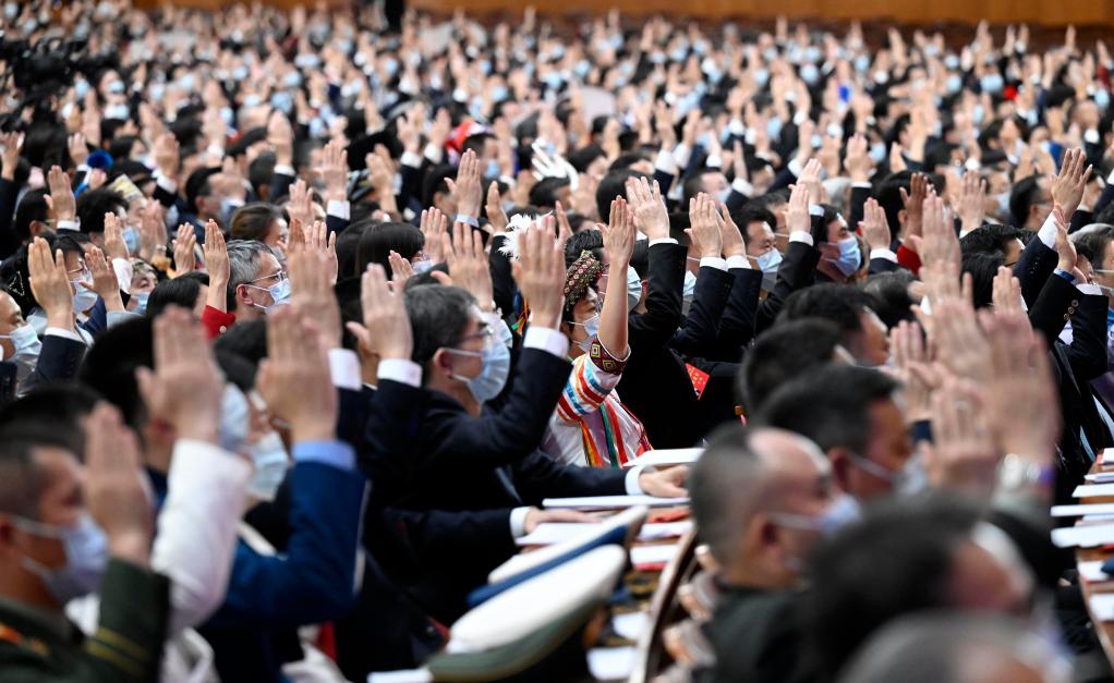 10月22日，中国共产党第二十次全国代表大会闭幕会在北京人民大会堂举行。这是代表举手表决。