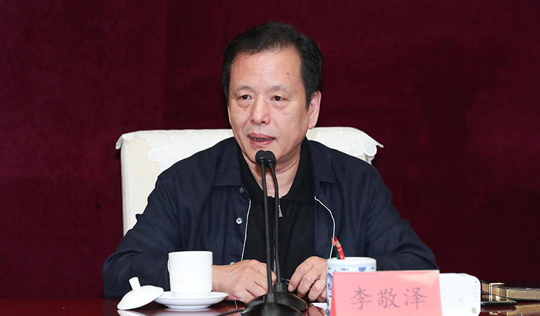 8月25日，李敬泽在终评会上介绍投票规则并宣布了各奖项的计票结果