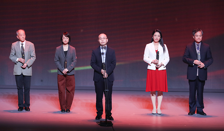 竺祖慈、许小凡、杨铁军、陈方、薛庆国（从左至右）领取文学翻译奖