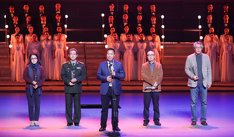 路也、刘笑伟、陈人杰、韩东、臧棣（从左至右）领取诗歌奖