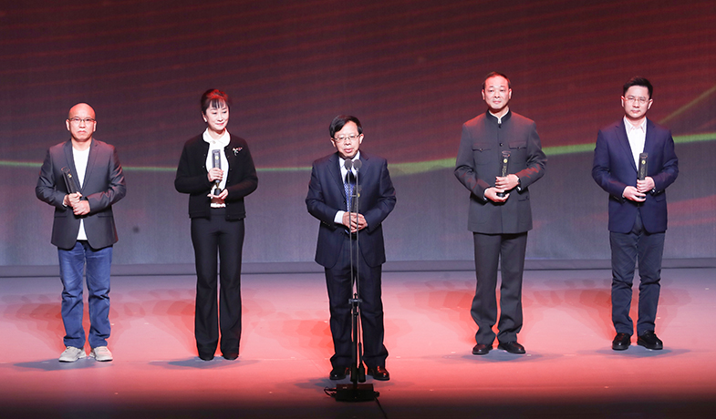 陈仓、李舫、庞余亮、江子、沈念（从左至右）领取散文杂文奖