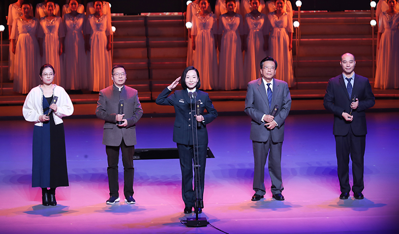 蔡东、钟求是、董夏青青、张者、刘建东（宗永平代领）（从左到右）领取短篇小说奖