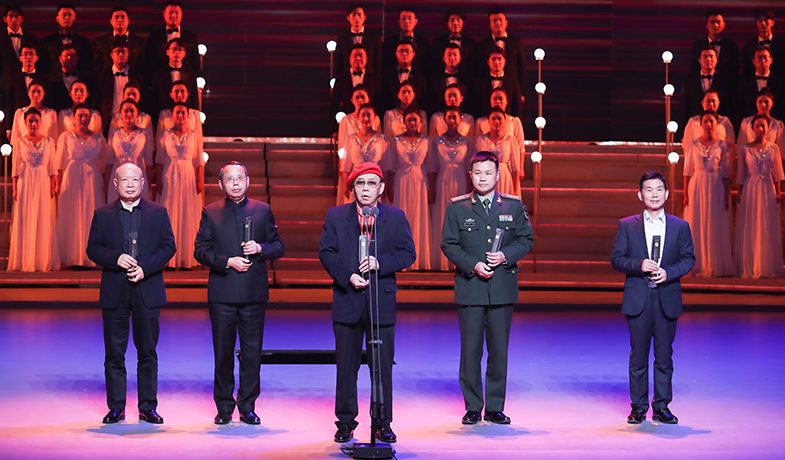 龚盛辉、欧阳黔森、蒋巍、丁晓平、钟法权（从左至右）领取报告文学奖
