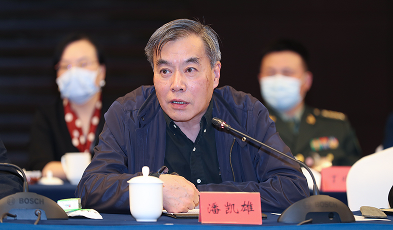 评委代表潘凯雄在会上发言