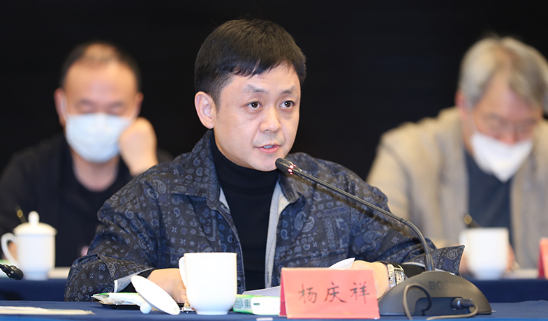 获奖作家代表杨庆祥在会上发言