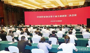 7月31日上午，中国作家协会第十届主席团第二次会议在湖南益阳举行。铁凝主持会议、张宏森作工作报告。