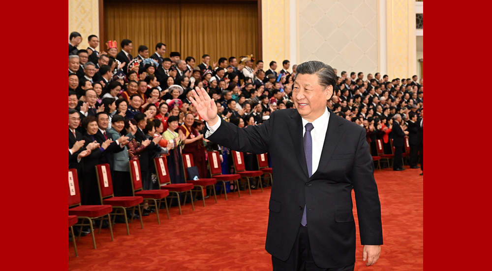 3月11日，中国人民政治协商会议第十四届全国委员会第一次会议在北京闭幕。习近平向委员挥手致意。