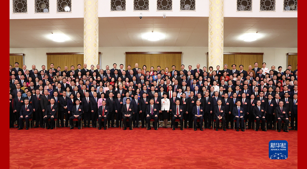 3月13日下午，习近平等党和国家领导人在人民大会堂会见出席十四届全国人大一次会议的全体代表，同他们合影留念。