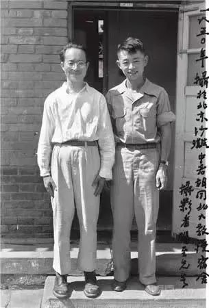 沈从文（左）与黄永玉（右）