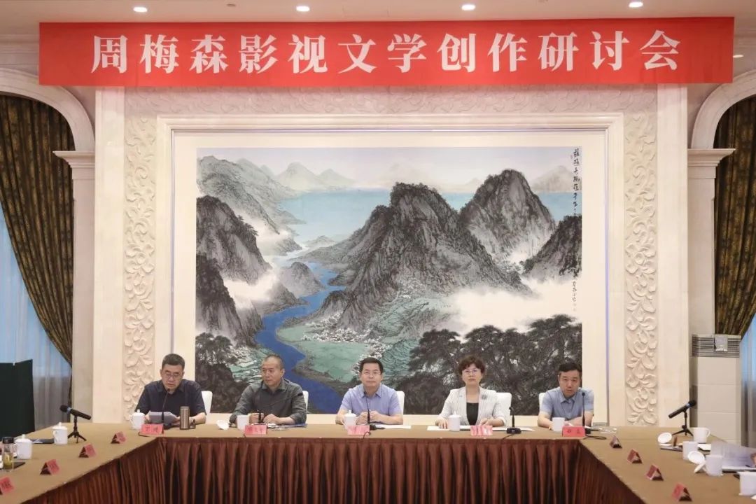 ▲左起：丁捷、毕飞宇、邓凯、徐宁、郑焱