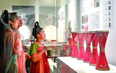 游客在陕西西安市钟鼓楼博物馆参观鼓文化展。新华社发