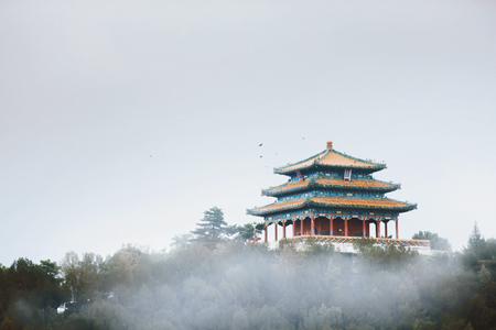 烟雨景山　朱楷