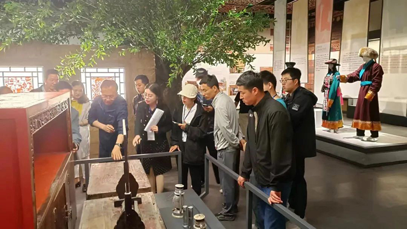 张旻（右一）大通县博物馆采访专人文物管理人员