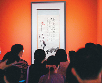 　观众在展览上欣赏名家名作。 　　北京民生现代美术馆供图
