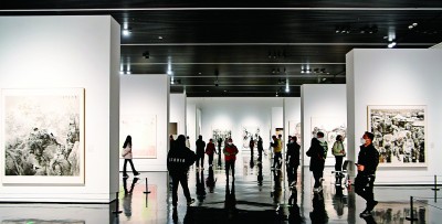 3月18日，艺术爱好者在“第五届全国中国画展览”现场参观。新华社发