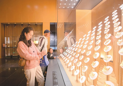 观众在安徽楚文化博物馆里欣赏楚国金币。  　　骆先洋摄（人民图片）