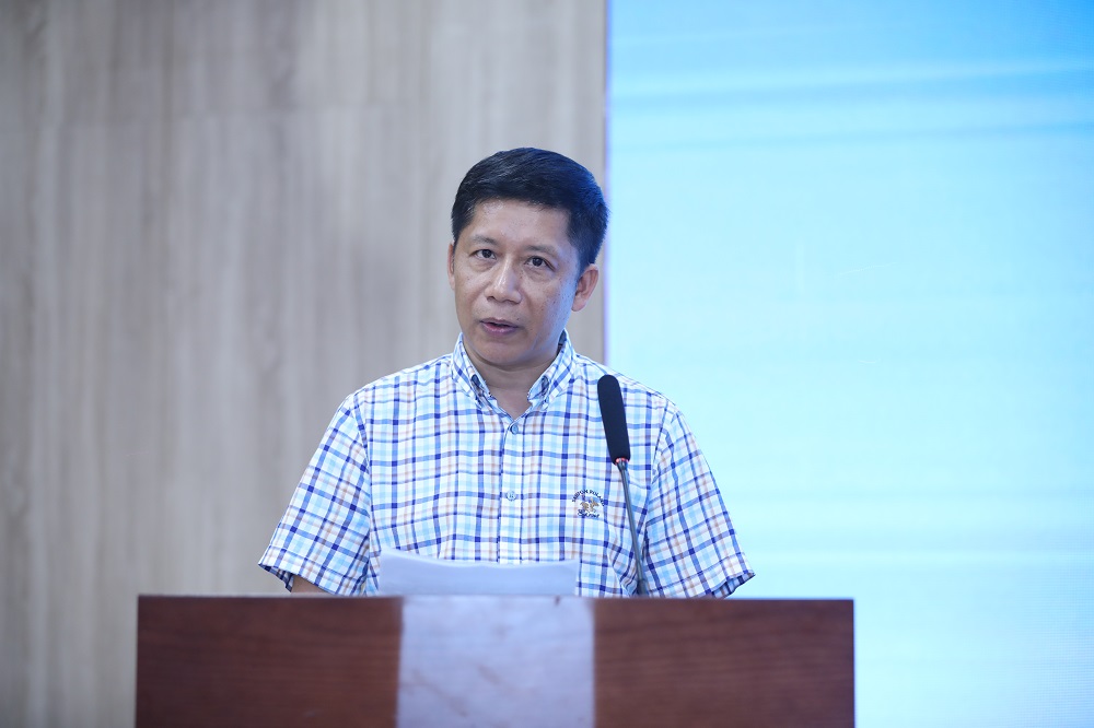 《温州文学》主编曹凌云作为增补理事单位代表发言