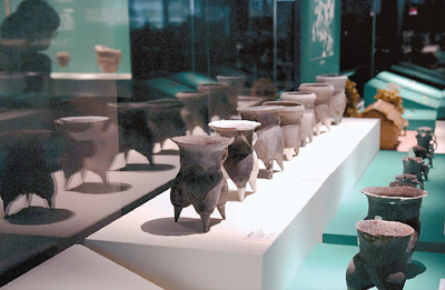展厅里陈列的陶器等文物。 　　新华社记者 李 安摄