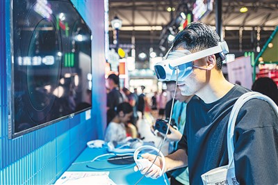 　第24届上海国际摄影器材和数码影像展览会现场，观众体验8K 3D 180°VR拍摄解决方案。 　　王 初摄（人民图片）