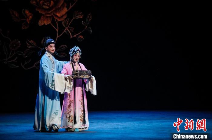 2023年5月15日，新版黄梅戏《罗帕记》在武汉上演。　夏俊俊 摄