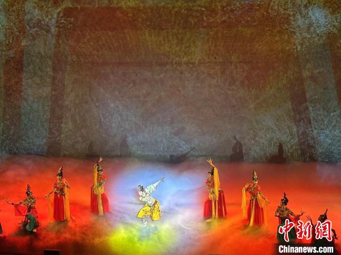 9月5日晚，音乐剧《飞天》中14首经典唱段全新首演，采用声光电技术，巧妙呈现敦煌文化元素。闫姣 摄
