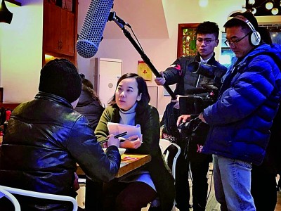 青年纪录片导演张学娇（左二）在重庆一家茶馆拍摄纪录片。受访者提供