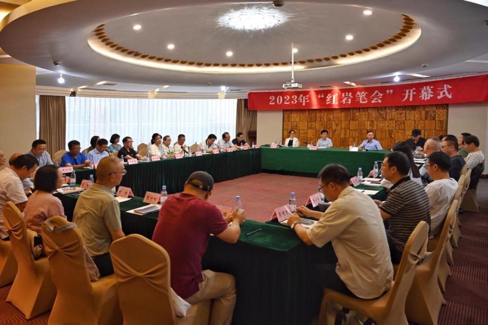 9月20日，由红岩文学杂志社主办的2023年“红岩笔会”在渝开幕，全国各地知名作家围绕“聚焦文化传承发展，激活文学成果转化”主题展开热烈讨论。记者 刘旖旎 摄/视觉重庆