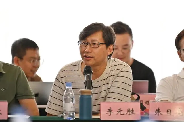 ▲9月20日，渝中区学田湾东方花苑饭店，在渝举行的2023年“红岩笔会”系列活动之“聚焦文化传承发展，激活文学成果转化”研讨会上，诗人、重庆市作协副主席李元胜发言。记者 刘旖旎 摄/视觉重庆