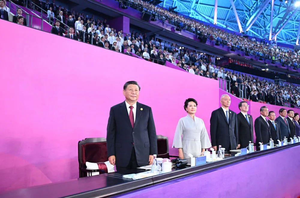 9月23日晚，第十九届亚洲运动会在浙江省杭州市隆重开幕。习近平、蔡奇、丁薛祥等党和国家领导人出席开幕式。新华社记者 谢环驰 摄