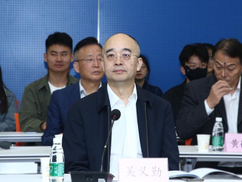 中国作协党组成员、副主席吴义勤出席论坛并致辞