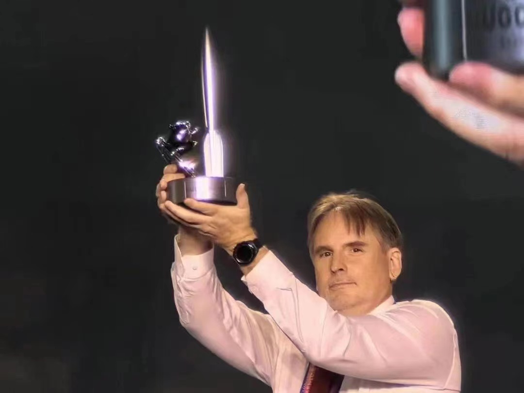 2023成都世界科幻大会组委会副主席、雨果奖评选组组长戴夫·麦卡蒂将雨果奖奖杯底座与奖杯合为一体。