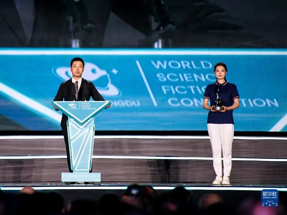 10月21日，作家海漄（左）发表获奖感言。新华社记者 王曦 摄