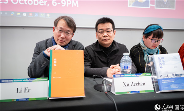作家李洱、徐则臣分别以自己的作品为基础，介绍了乡土文学和城市文学。人民网 郭锦标摄