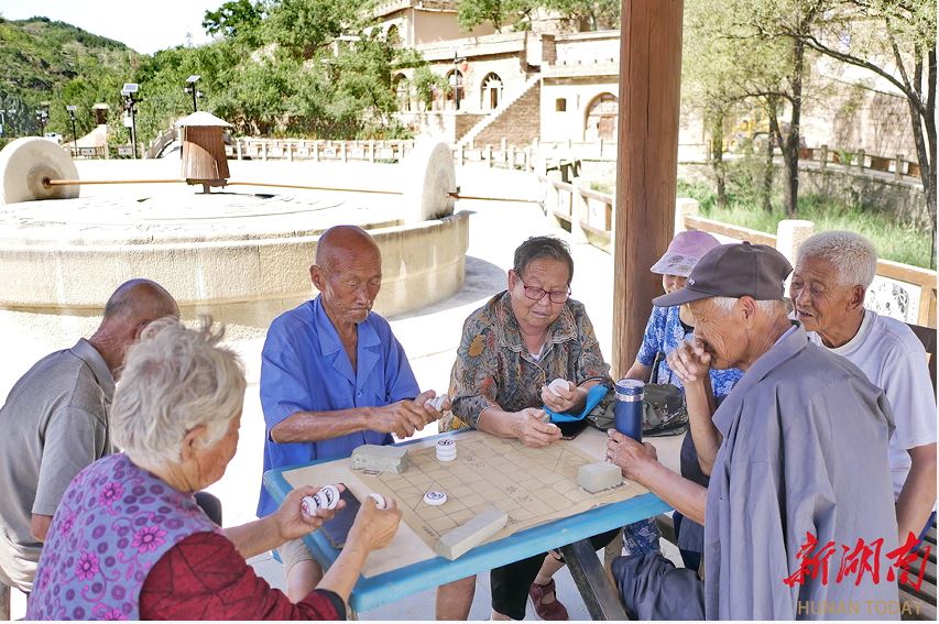 清涧县石嘴驿镇王家堡村，老人们聚在一起下棋。