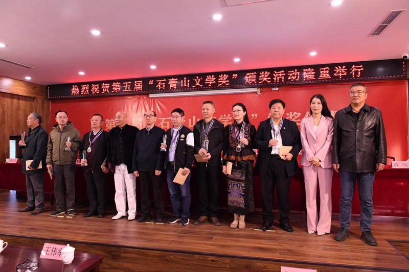 孟玉玲(右二）、黄风(右一）、王夏（左四）为优秀奖获得者颁奖