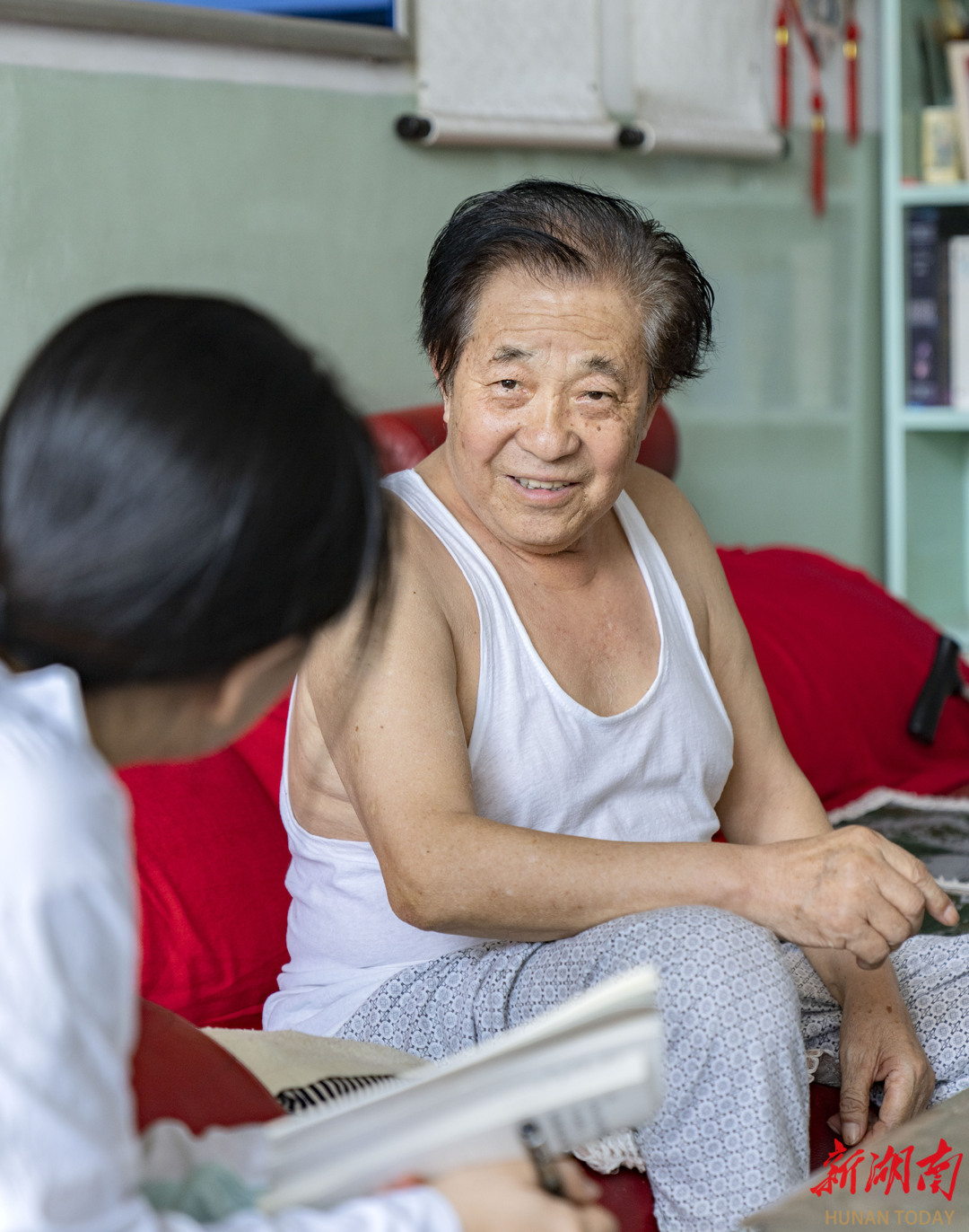 7月27日，贾家庄村村民任彦雄讲述当年马烽在村里的往事。