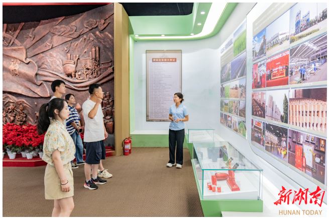 7月26日，游客在贾家庄展览馆参观。