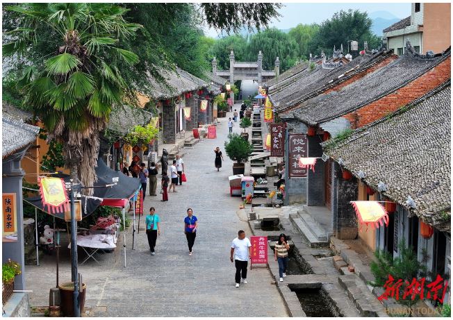 9月6日，游客漫步在棣花古镇清风街。