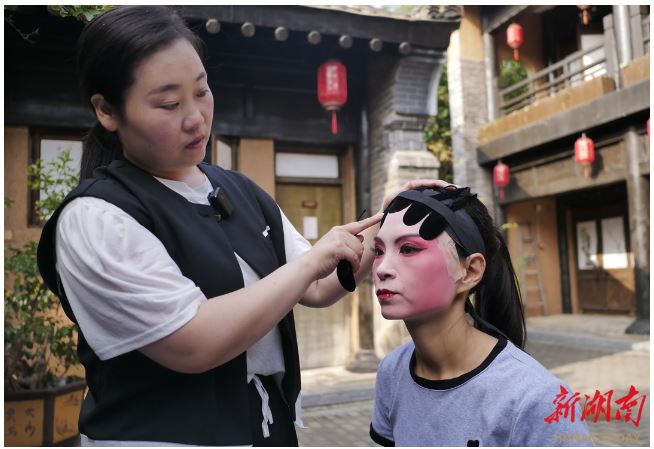 9月7日，棣花古镇，正在化妆的丹凤县剧团演员。