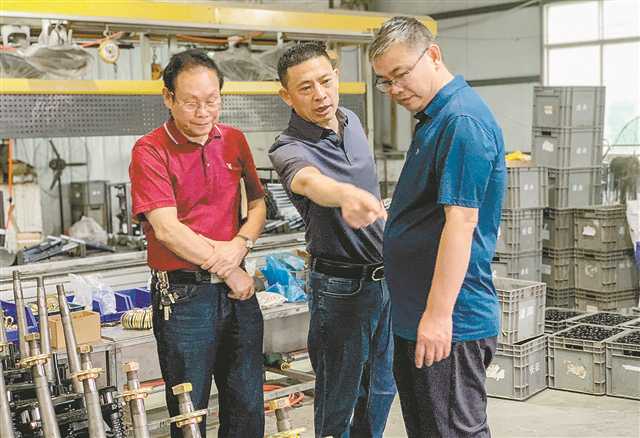 滴翠文学社组织社员采风调研汽摩企业。（受访者提供）