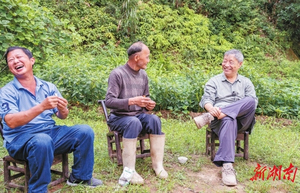 8月15日，汨罗市三江镇八景村，韩少功（右）与村民在一起开心交谈